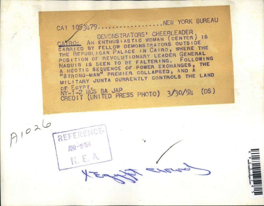 1954 Press Photo In Cairo Demonstrators Outside Republican Palace Gen Naguib