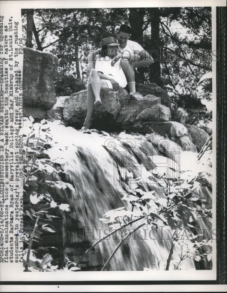 1962 Press Photo Barbara Ryan and Ray Mimbrup succumbed to spring fever. - Historic Images