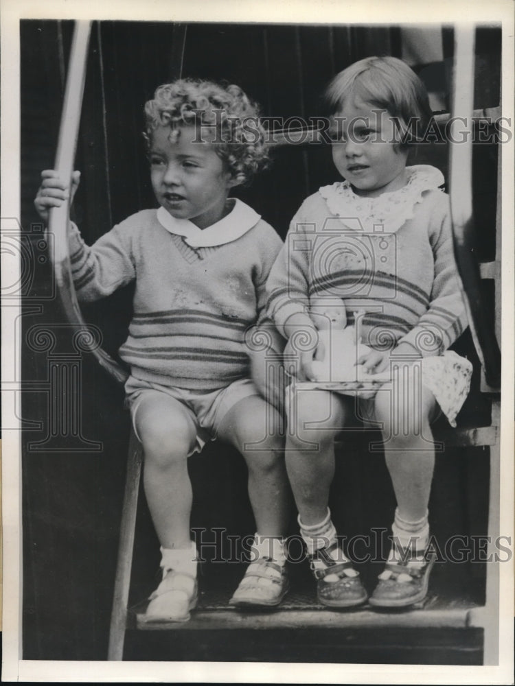 Load image into Gallery viewer, 1932 Press Photo Two young Americans Constance and Edward Wilson.
