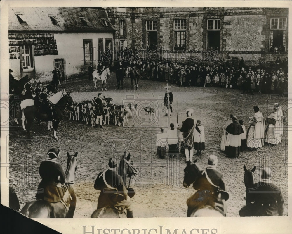 Press Photo Ceremony Blesses Hounds Before Start Of Hunt At Chateau