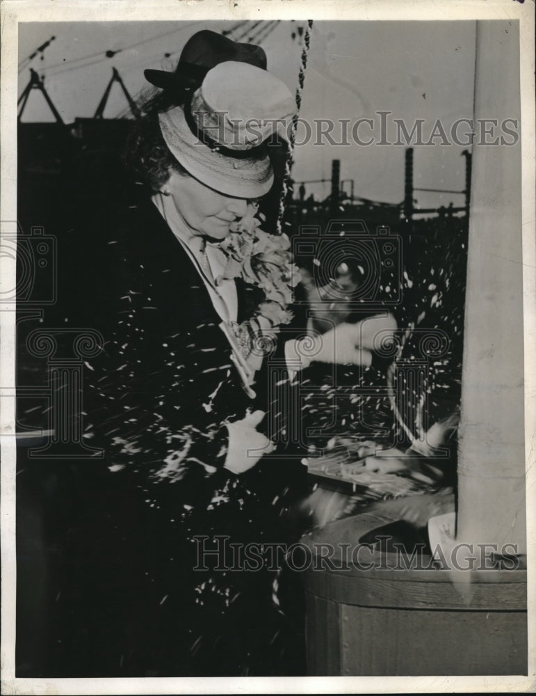 1944 Press Photo Mrs. Clare Huster McNair christen the troopship Gen.W.H.Grodon.- Historic Images