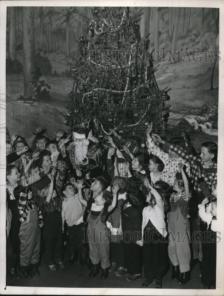 1951 Press Photo Children greet Santa at Weatherhead party. Masonic Temple. - Historic Images