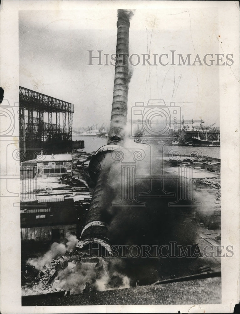 1931 Press Photo Vulcan Shipbuidling Company Hamburg, Germany last chimney fall
