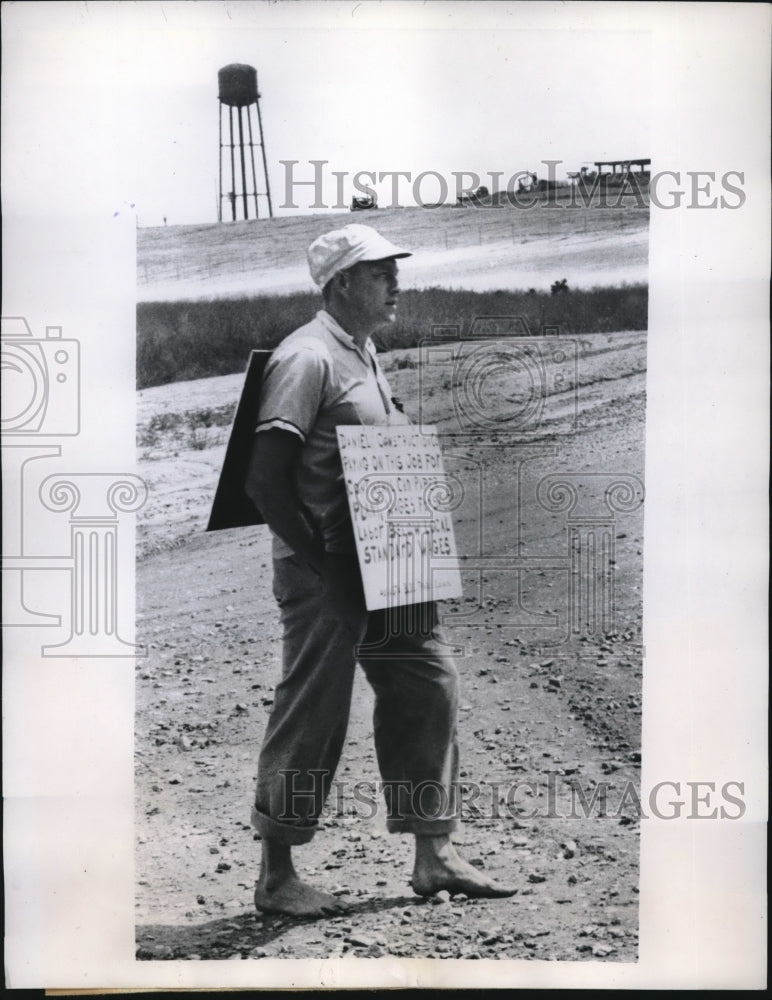 Load image into Gallery viewer, 1959 Press Photo Tut James picket walker for strike Daniel Construction for

