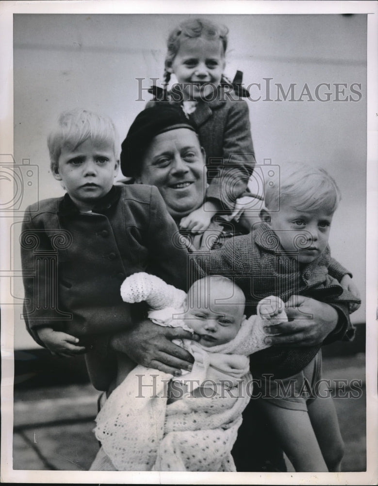 1952 Press Photo SGM Fred Lagley British Army Struggles To Hold Four Children- Historic Images