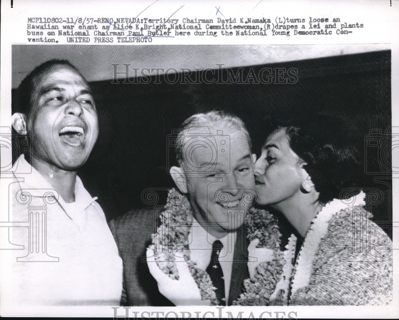 Load image into Gallery viewer, 1957 Press Photo David Namaka lets out Hawaiian war chant as Alice Bright puts
