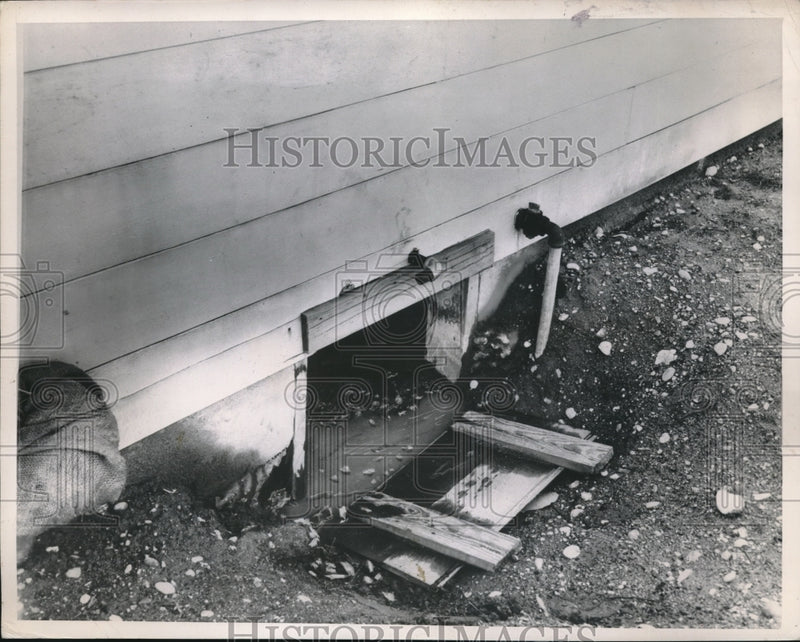Load image into Gallery viewer, 1948 Press Photo Crumbling House Foundation At Veterans Housing
