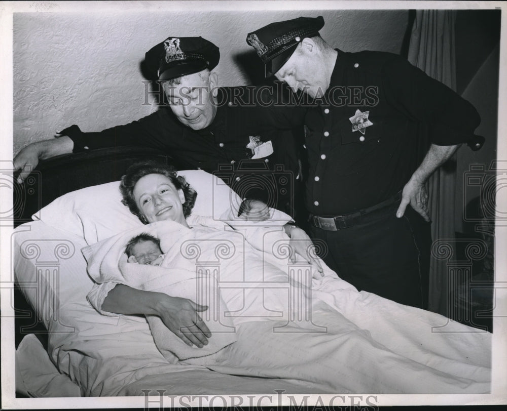 1944 Press Photo Officers Stoike & Young Deliver Semple Twins in Chicago
