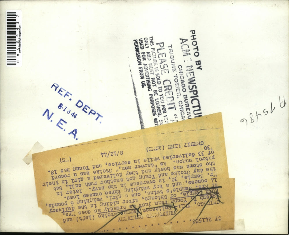 1944 Press Photo Officers Stoike & Young Deliver Semple Twins in Chicago