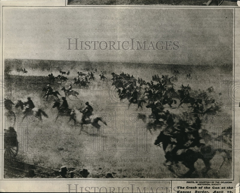 Load image into Gallery viewer, 1927 Press Photo The Crack of the Gun at the Kansas Border - nec34521
