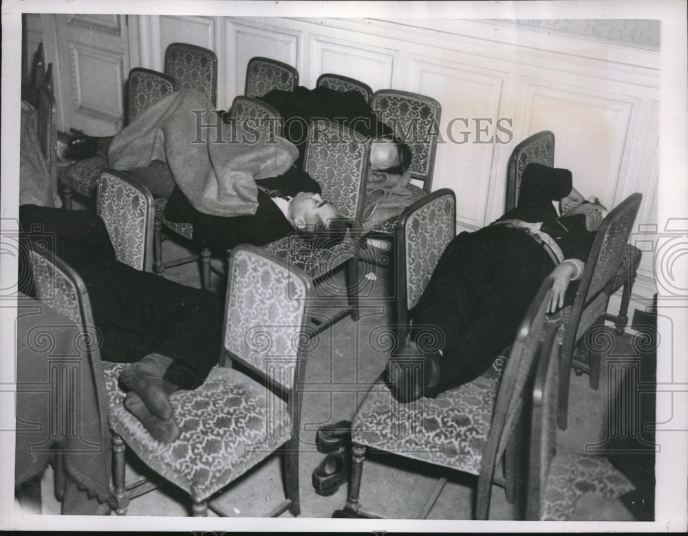 1948 Press Photo Members of Japans Diet spend time working out things