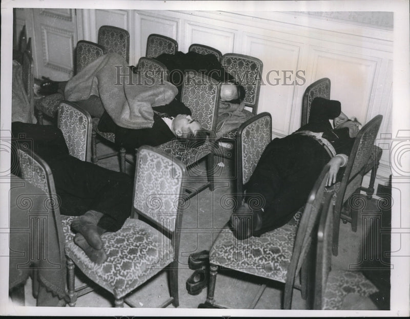Load image into Gallery viewer, 1948 Press Photo Members of Japans Diet spend time working out things
