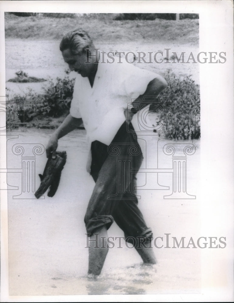 Load image into Gallery viewer, 1957 Press Photo Enche Abdul Aziz Bin Ishak, Malayan Agriculture
