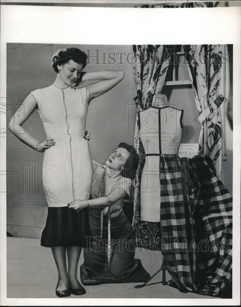 1949 Press Photo Dressmaker Fits Curvy Model Into Gown Using FOrm