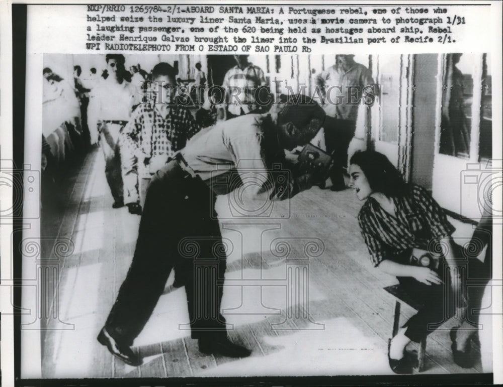 1961 Press Photo Portuguese rebel takes photos of passengers after rescuing ship- Historic Images