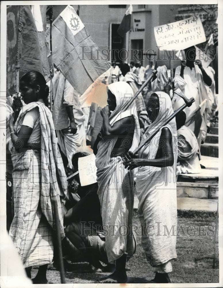 1970 Press Photo Female Socialist Protestors Carry Axes To Indian Parliament- Historic Images