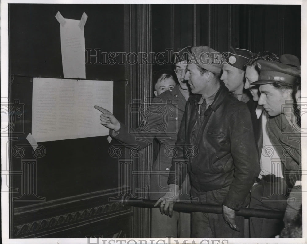 1943 Press Photo Crowd Learns That President Roosevelt Seized Nations Railroads