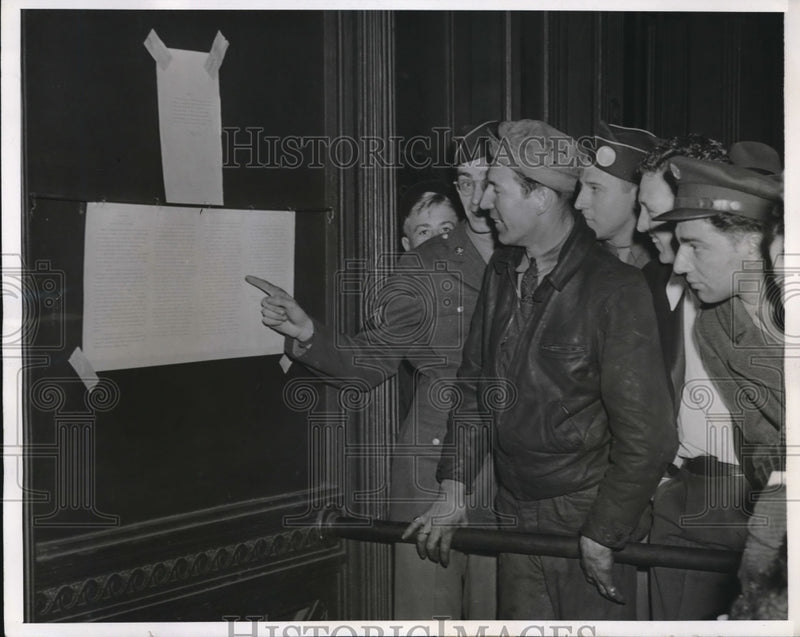 Load image into Gallery viewer, 1943 Press Photo Crowd Learns That President Roosevelt Seized Nations Railroads
