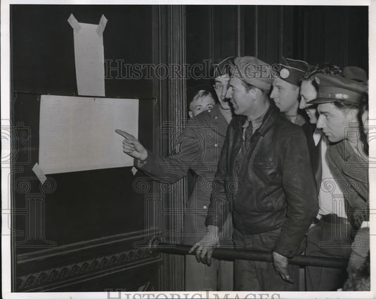 1943 Press Photo Crowd Learns That President Roosevelt Seized Nations Railroads