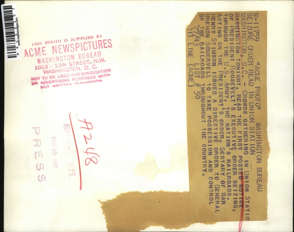 1943 Press Photo Crowd Learns That President Roosevelt Seized Nations Railroads