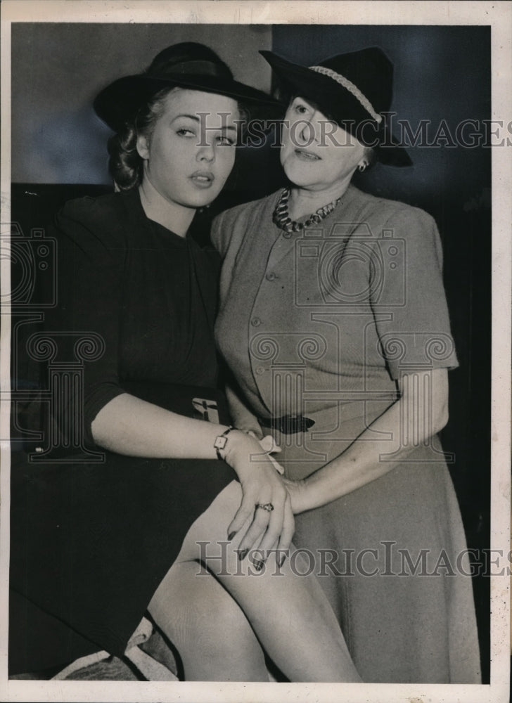 Load image into Gallery viewer, 1940 Press Photo Mrs. Rita Stanwood Warner and Ronnie Warner in court.
