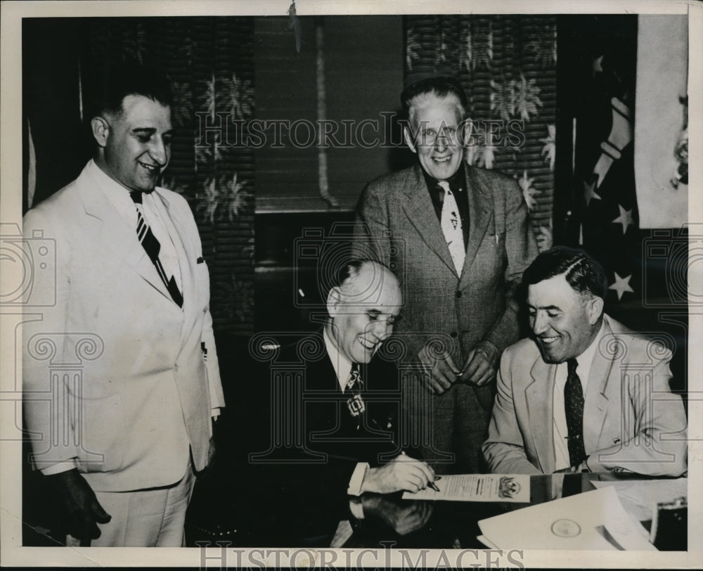 1937 Press Photo Signing a Memorandum of Understanding for Inland Steel Strikes.