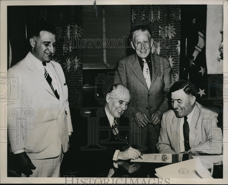 Load image into Gallery viewer, 1937 Press Photo Signing a Memorandum of Understanding for Inland Steel Strikes.
