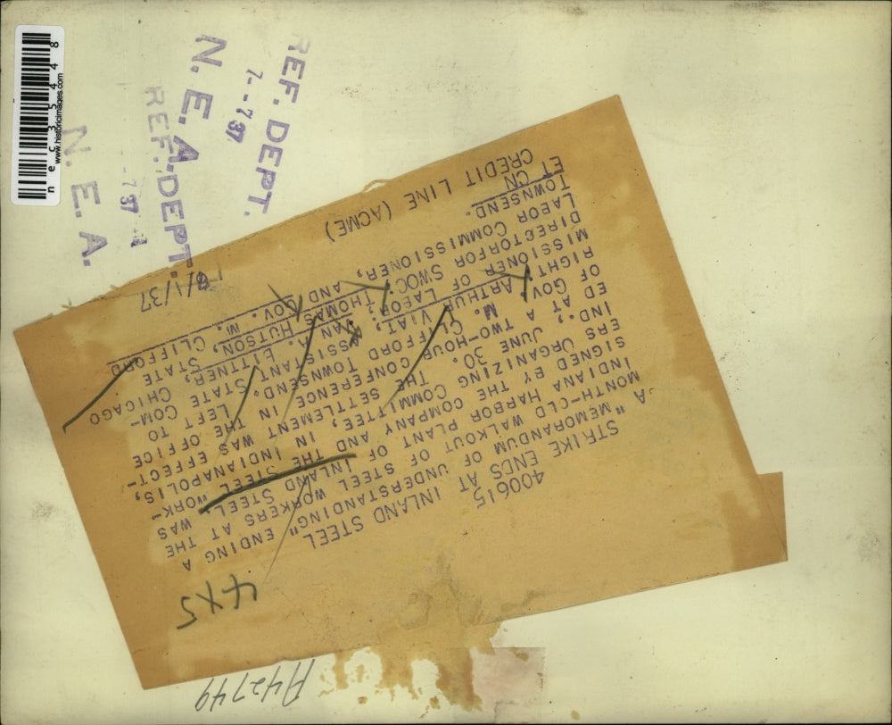 1937 Press Photo Signing a Memorandum of Understanding for Inland Steel Strikes.