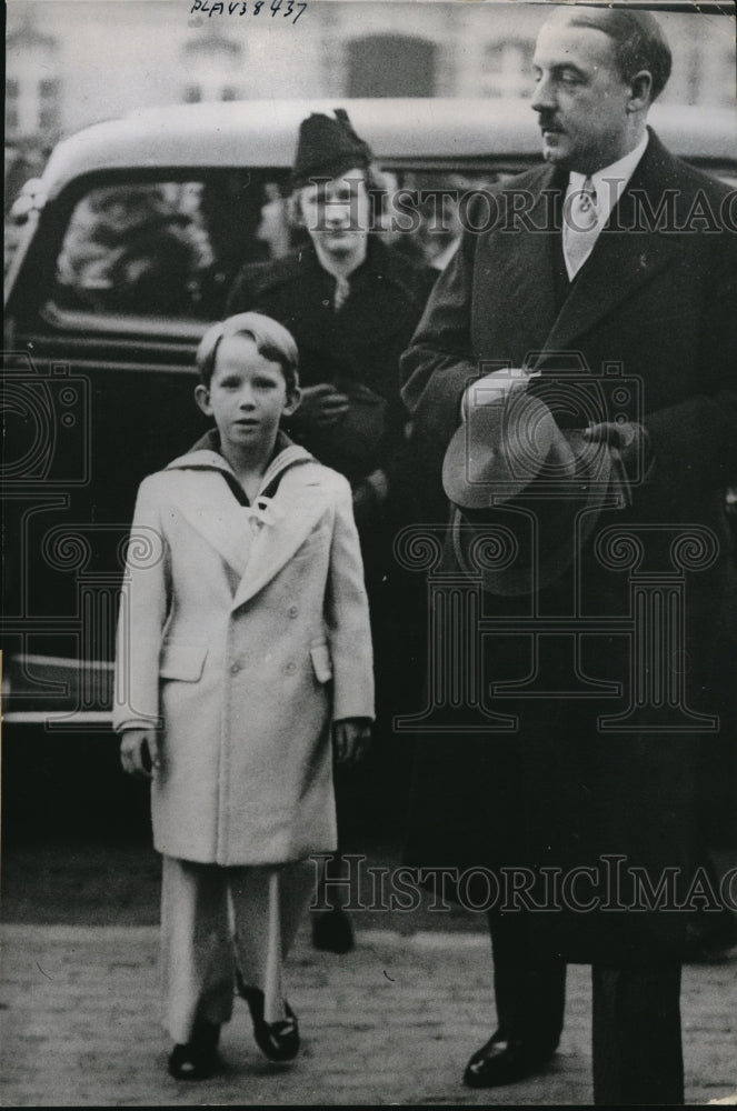 Load image into Gallery viewer, 1938 Press Photo Belguim's crown Prince goes to the movies.
