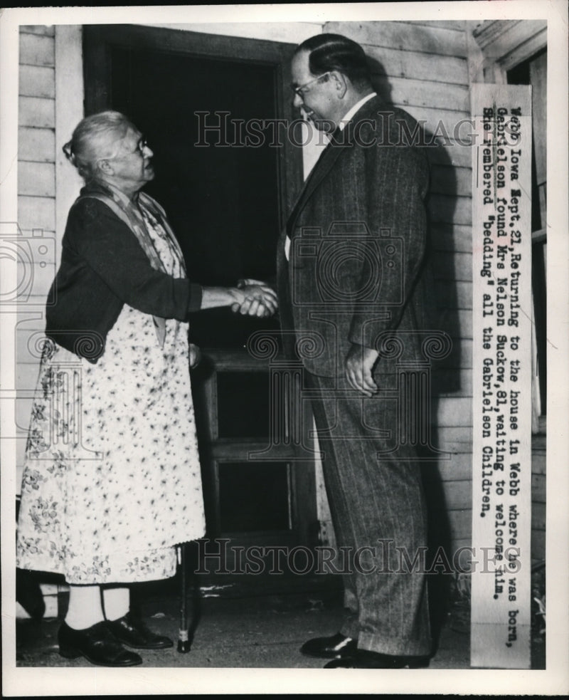 Load image into Gallery viewer, 1949 Press Photo Webb Iowa returning to the house where he was born.
