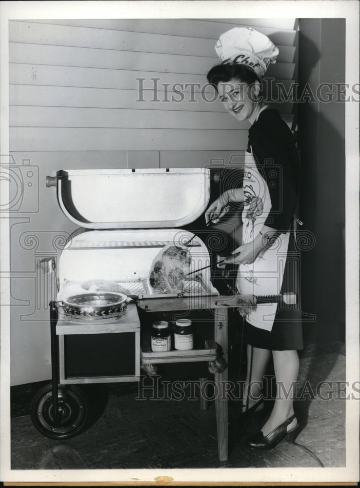 1946 Press Photo Derothy Ponze with new bbq grill for $89.50 - nec35664