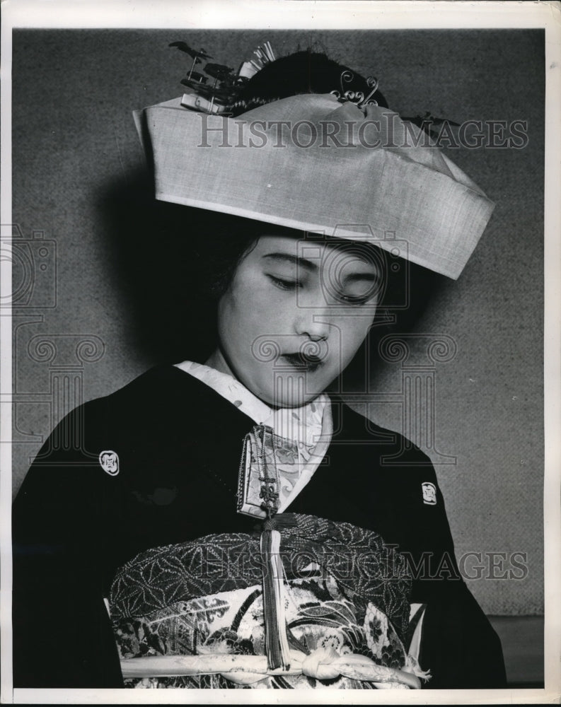 1948 Press Photo Shinto wedding. Bride wears a special hood. Japan