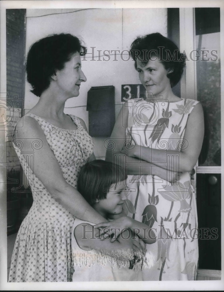 1965 Press Photo Janet Forgus & Daughter Loretta With Violet Poindexter- Historic Images