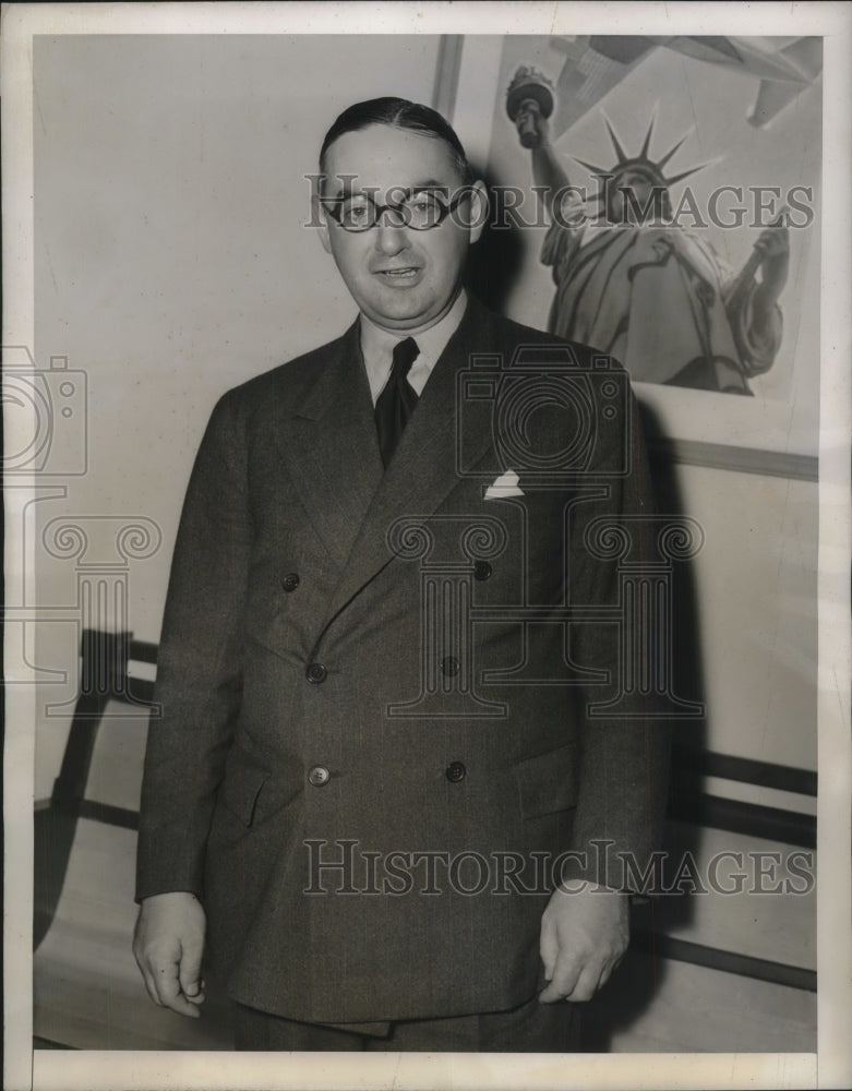 Load image into Gallery viewer, 1941 Press Photo Ronald MacKay in London after trip to Australia
