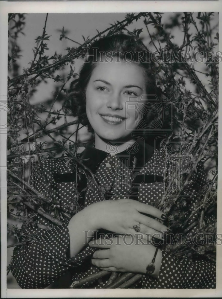 Load image into Gallery viewer, 1941 Press Photo Chicago,Eva June McIntyre for Chamber of Commerce peach crop
