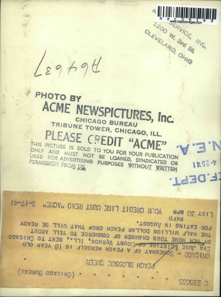Load image into Gallery viewer, 1941 Press Photo Chicago,Eva June McIntyre for Chamber of Commerce peach crop
