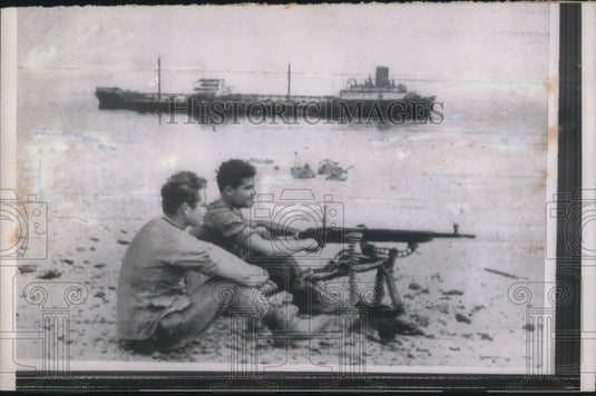 1957 Press Photo Elaath, Israel troops & machine gun & US tanker at port
