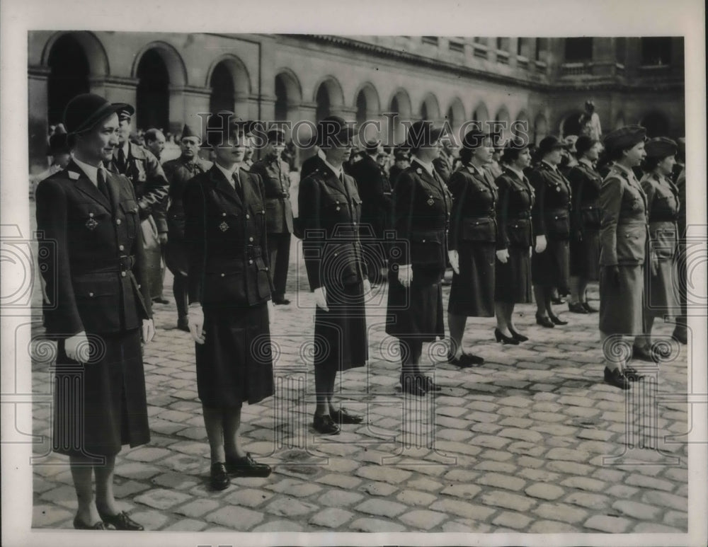 1940 Press Photo Paris, the Duchess of Windsor & Women's Auxillary Service