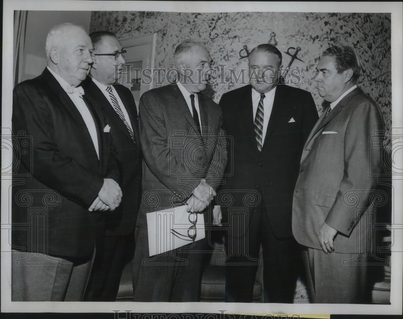 Load image into Gallery viewer, 1961 Press Photo Major League Officials Meet Warren Giles, Bill DeWill, Ford Fri
