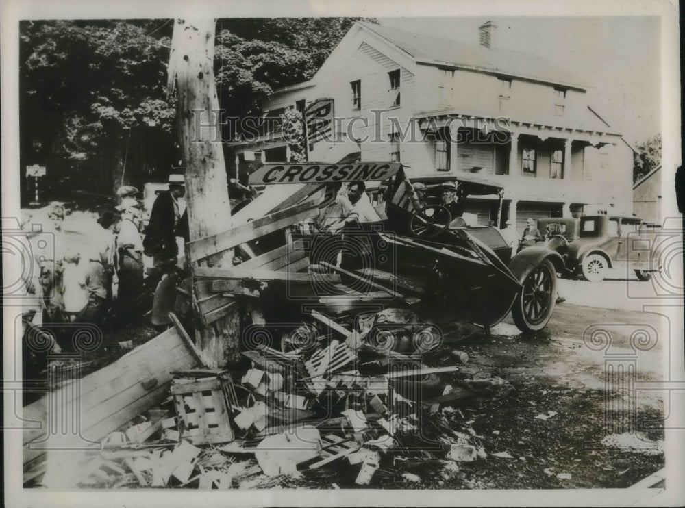 1932 Press Photo Car driven by Charles Downs Hit By Express Train