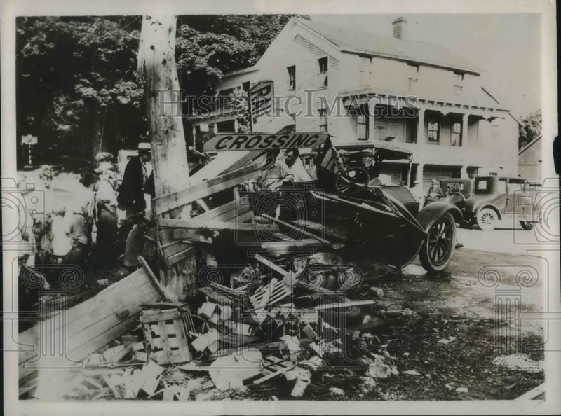 Load image into Gallery viewer, 1932 Press Photo Car driven by Charles Downs Hit By Express Train
