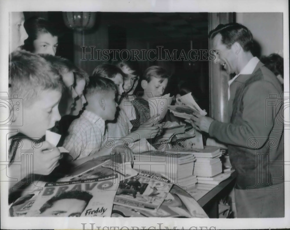 1962 Press Photo Vienna Boys Exchange Magazines with Friends of Children Society
