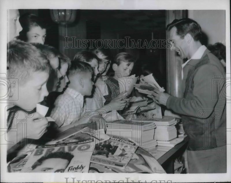 Load image into Gallery viewer, 1962 Press Photo Vienna Boys Exchange Magazines with Friends of Children Society
