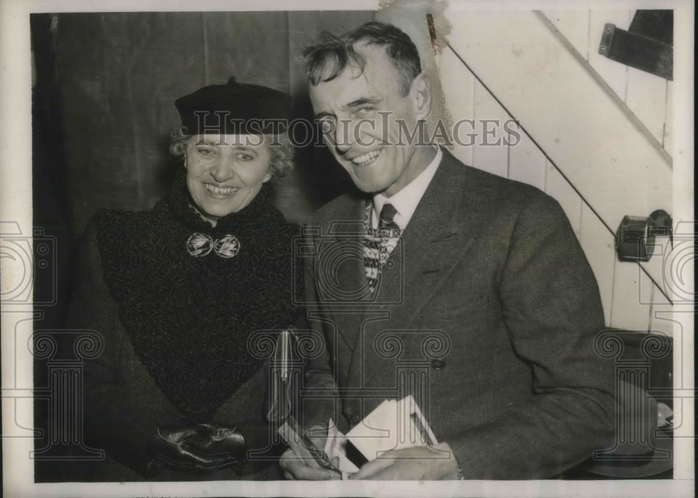 1940 Press Photo Captain Joseph A Gainard of Freighter City of Flint with Wife- Historic Images