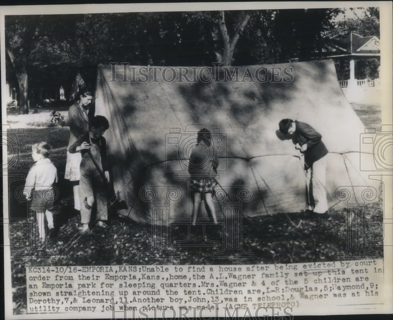 Load image into Gallery viewer, 1947 Press Photo A. L. Wagner family set up a tent in KS after court eviction
