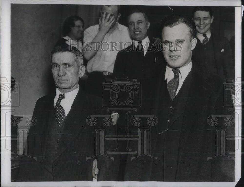 1935 Press Photo Frank Greges, Honest sandwich man as he leavbes Bellevue Hosp.- Historic Images