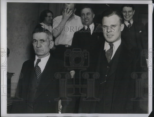 1935 Press Photo Frank Greges, Honest sandwich man as he leavbes Bellevue Hosp.- Historic Images