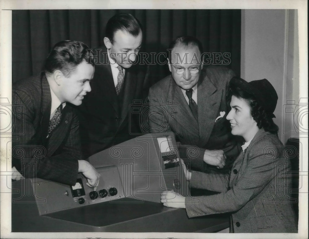 1944 Press Photo New eye explores sub-microbe world - nec36792