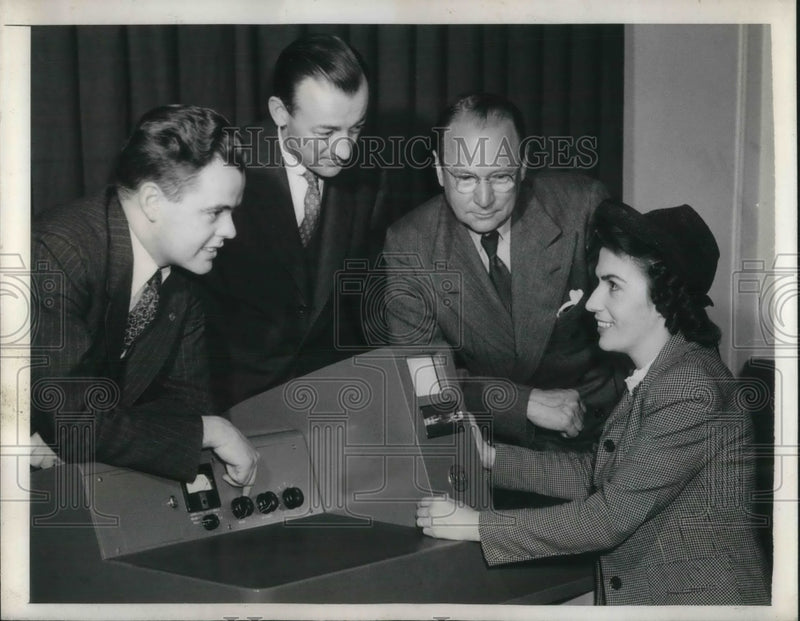 Load image into Gallery viewer, 1944 Press Photo New eye explores sub-microbe world - nec36792
