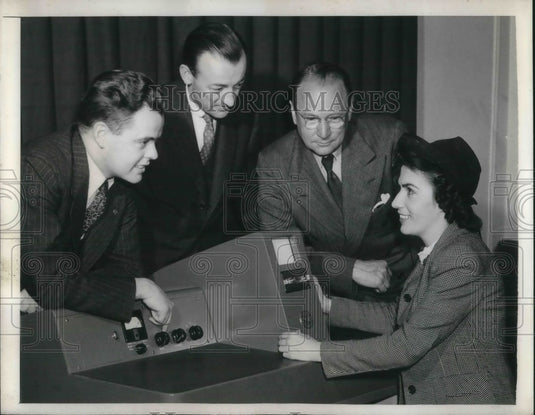 1944 Press Photo New eye explores sub-microbe world - nec36792